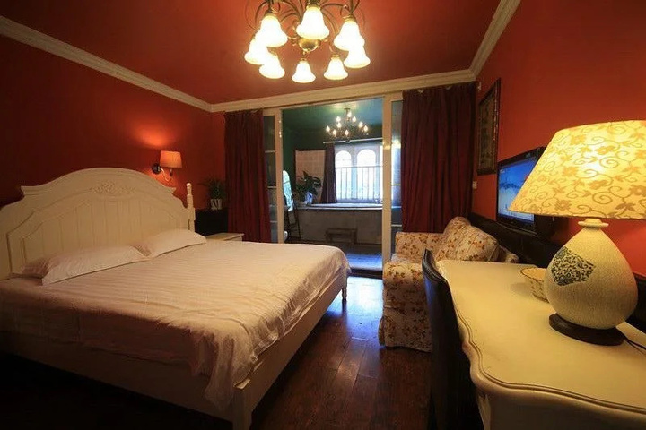 Room 5 of 12