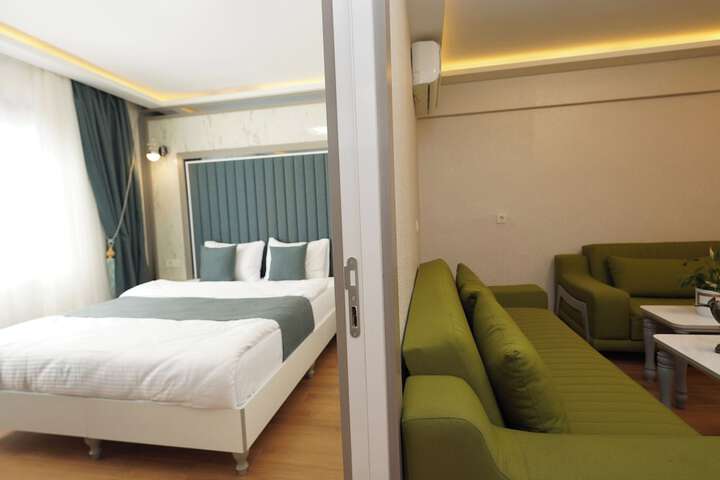 Room 9 of 104