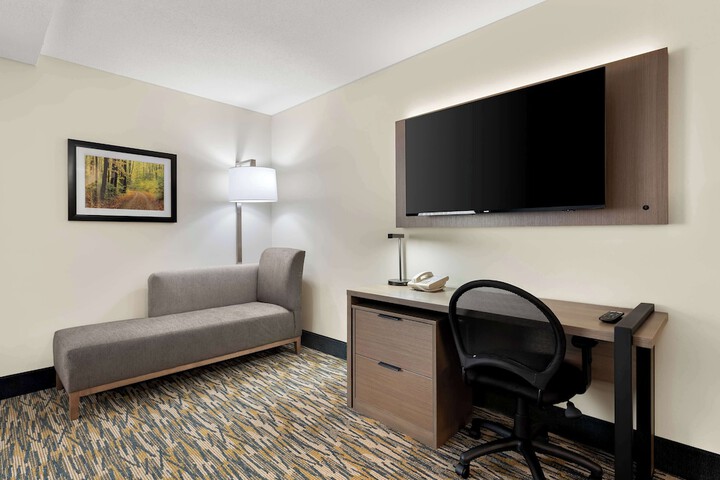 2 Queen Accessible Bathtub First Floor Microwave, Refrigerator WiFi Continental Breakfast (13 of 14)
