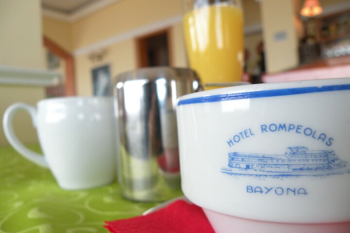Breakfast/Coffee Service 28 of 44