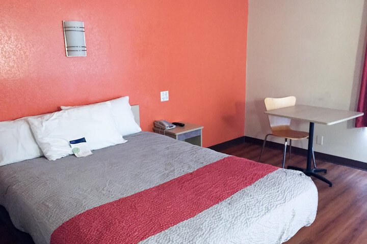 1 Queen Bed (1 of 4)