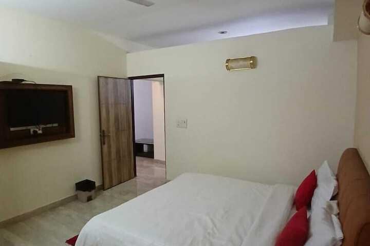 Room 3 of 8