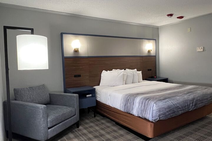 1 King Bed (4 of 13)