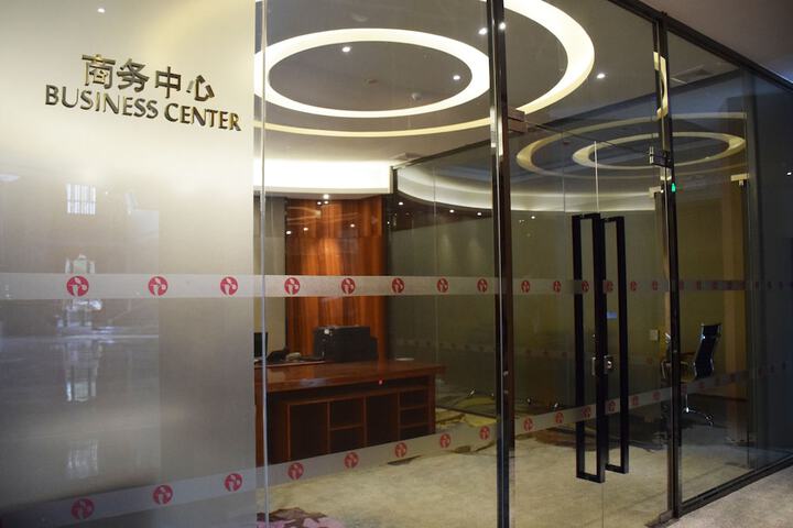 Business Center 49 of 51