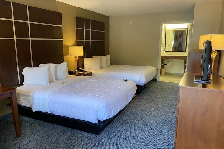Deluxe 2 Queen Beds (8 of 11)