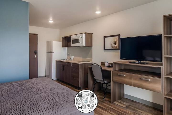 Suite Queen Bed (4 of 8)
