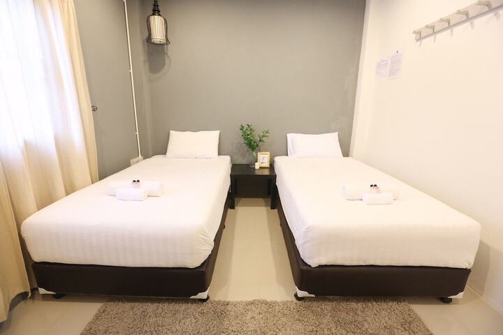 Room 8 of 34