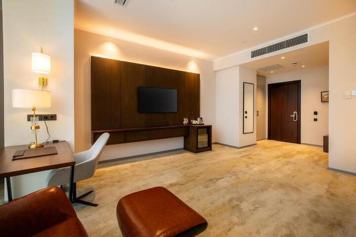 Room 33 of 93