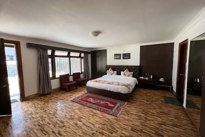 Room 5 of 9