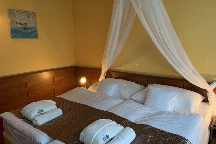 Room 8 of 60