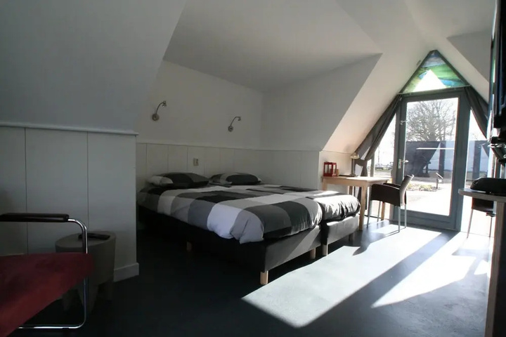 Room 2 of 17