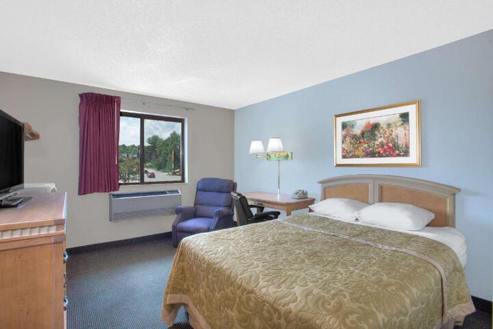 1 Queen Bed (1 of 7)