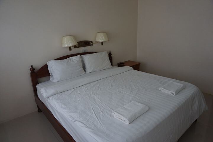 Room 13 of 32