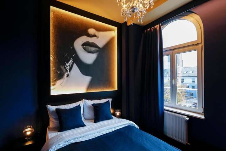 Room 10 of 100