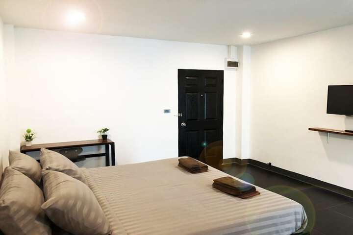 Room 4 of 18
