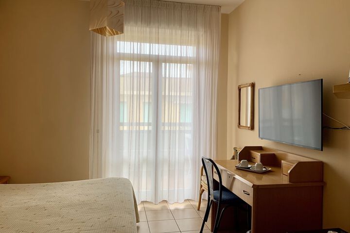 Room 11 of 33