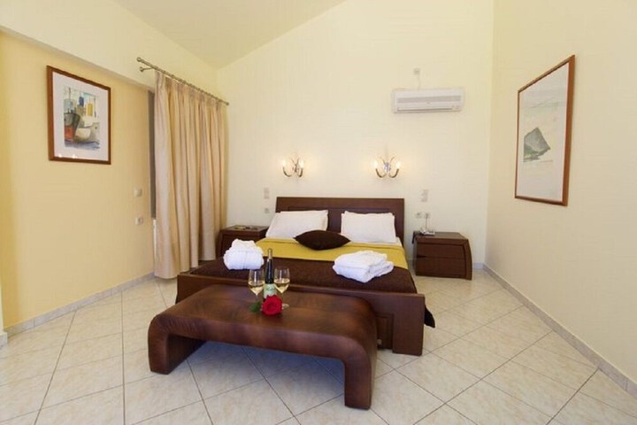 Room 4 of 25