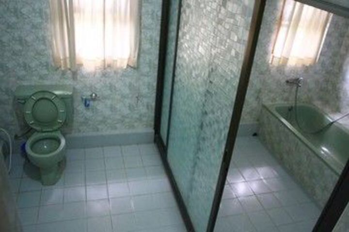 Room 4 of 33
