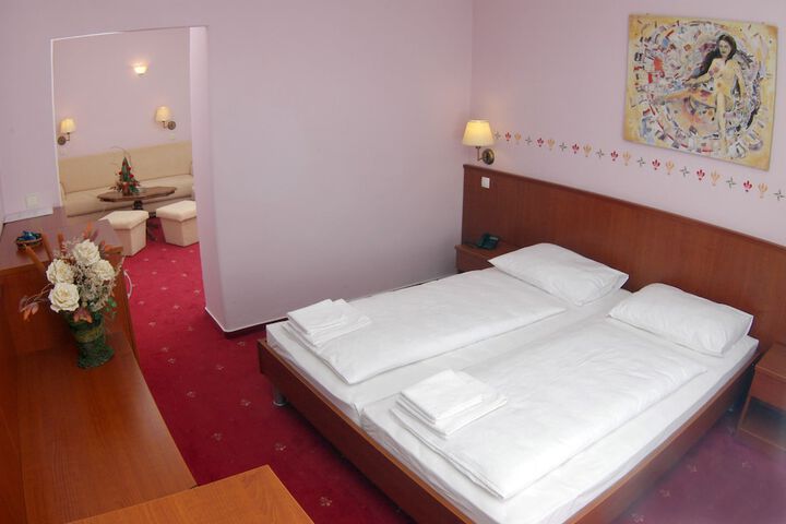 Room 4 of 33