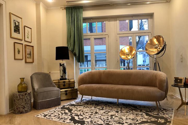 Lounge 42 of 48