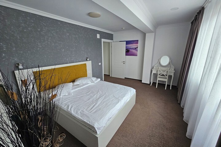 Room 10 of 34