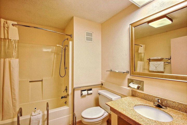 2 Queen Beds - Wireless High Speed Internet, Microwave, Refrigerator Full Breakfast (1 of 7)