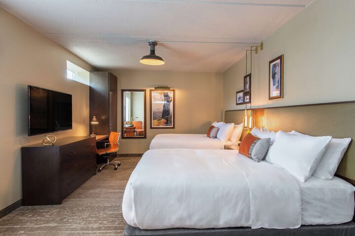 1 Queen Bed Main Building (15 of 29)