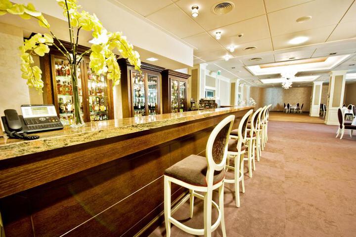 Lounge 11 of 23