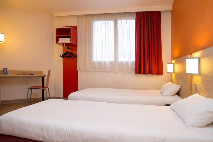 Room 40 of 77