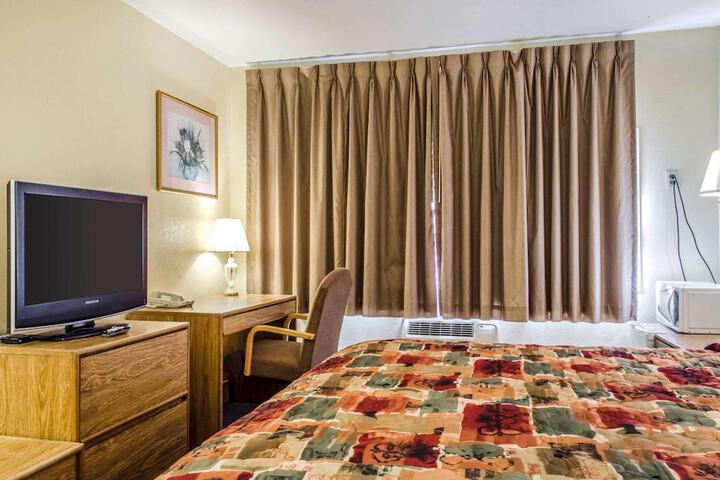 1 King Bed (11 of 18)