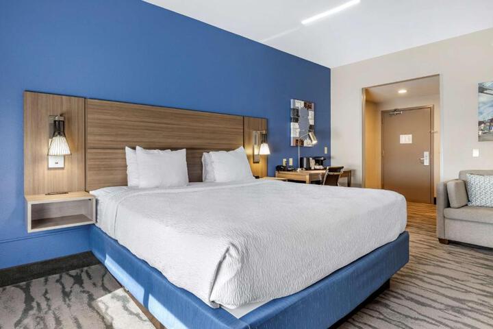 1 King Bed Microwave and Refrigerator WiFi Full Breakfast (2 of 9)