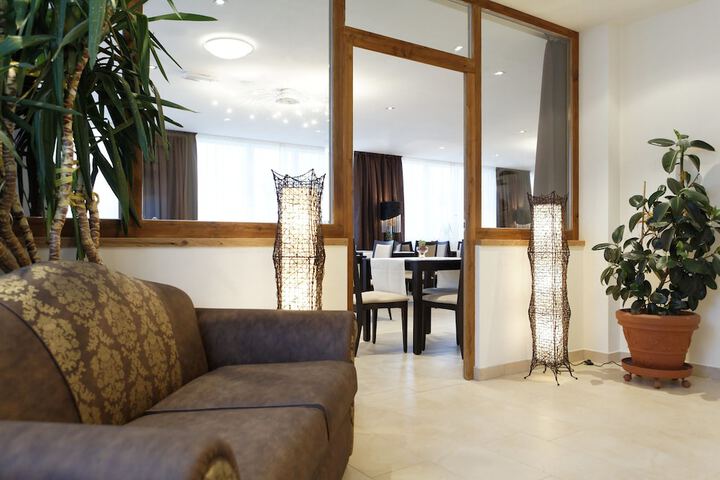 Entrance & Lobby