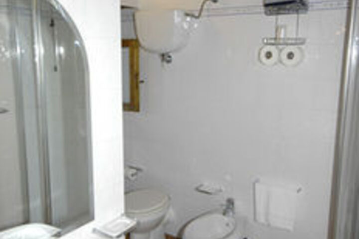 Room 6 of 32