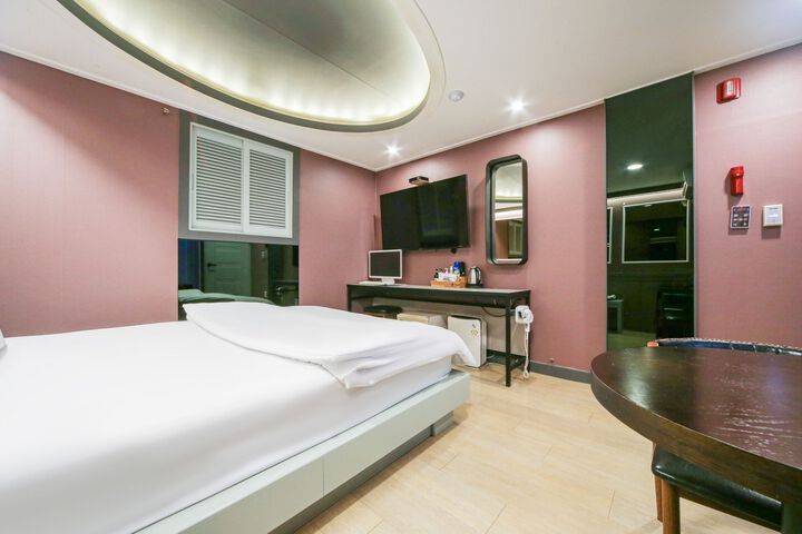 Room 53 of 70