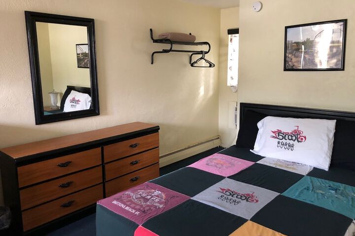1 Queen Bed (1 of 3)