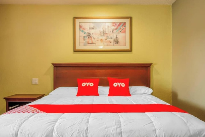 1 King Bed (3 of 4)