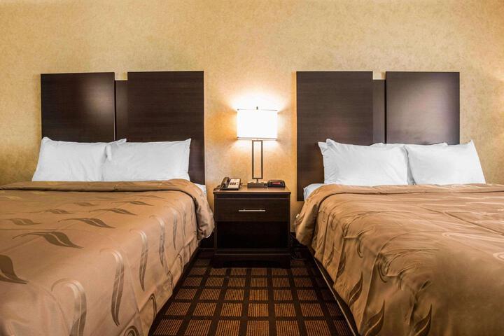 2 Queen Beds (8 of 9)