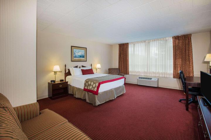 1 Queen Bed (5 of 10)
