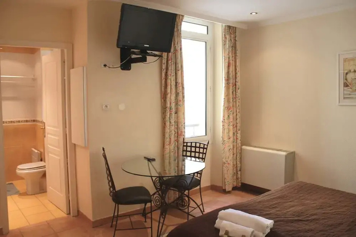 Room 5 of 10