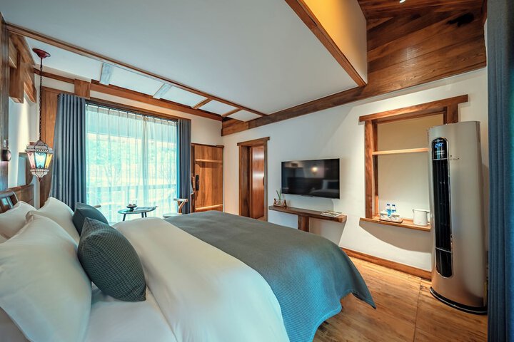 Room 3 of 156