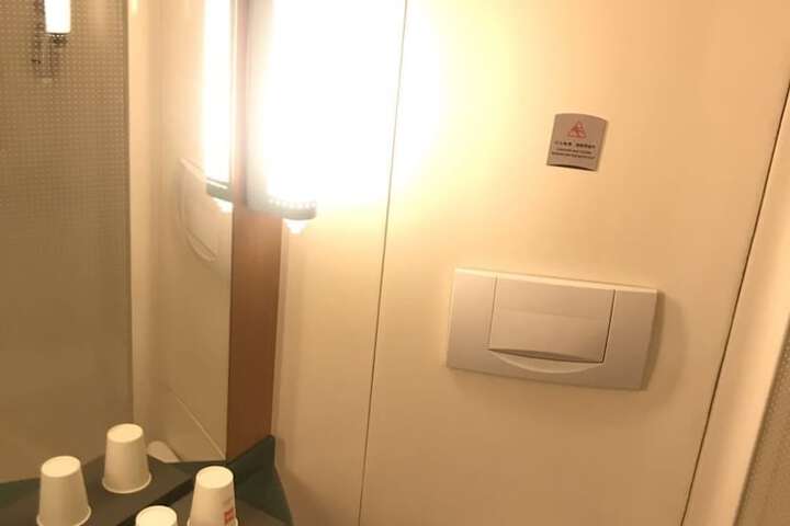 Room 27 of 38