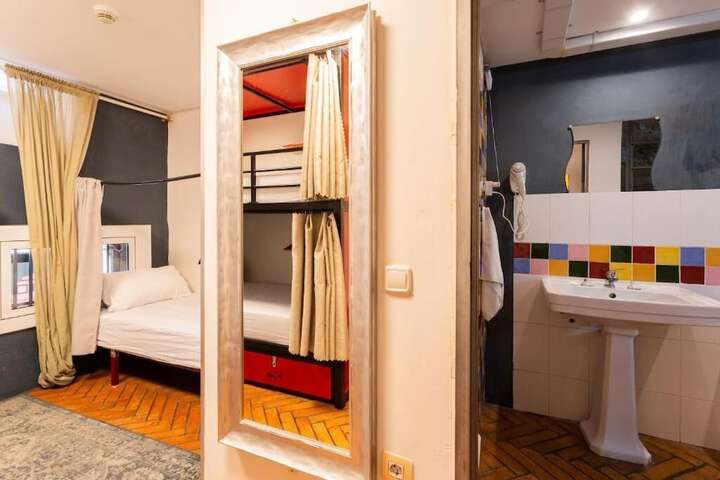 Room 83 of 147