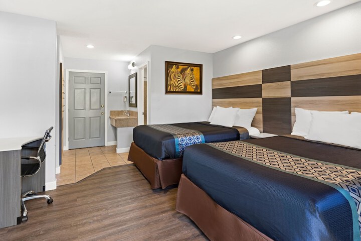 2 Double Beds (11 of 13)