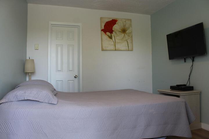 Standard Room, King or Two Doubles (2 of 7)