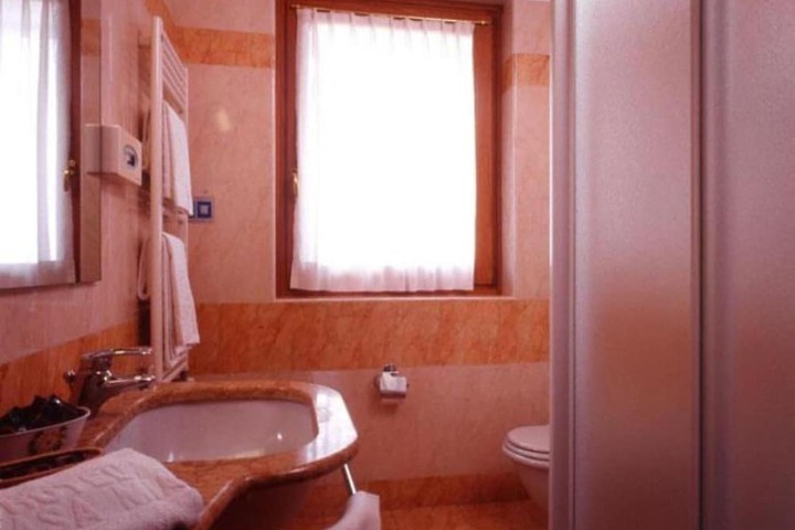 Room 28 of 70