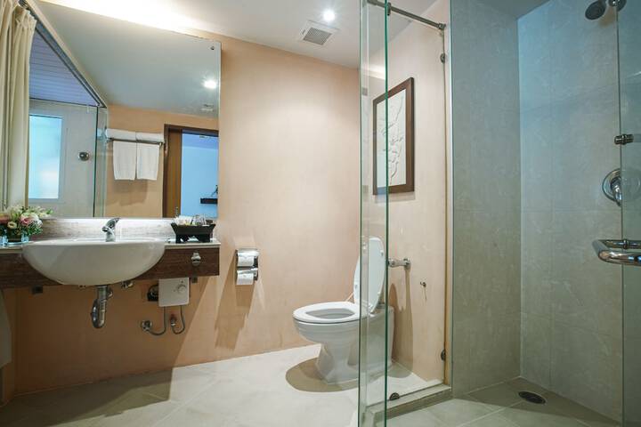 Room 33 of 65