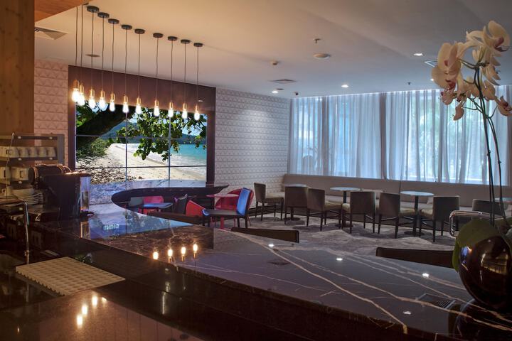 Lounge 67 of 74