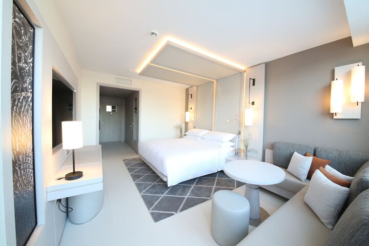 Room 6 of 102