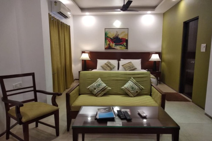 Room 4 of 33