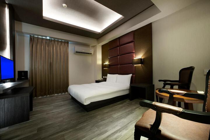 Room 11 of 28